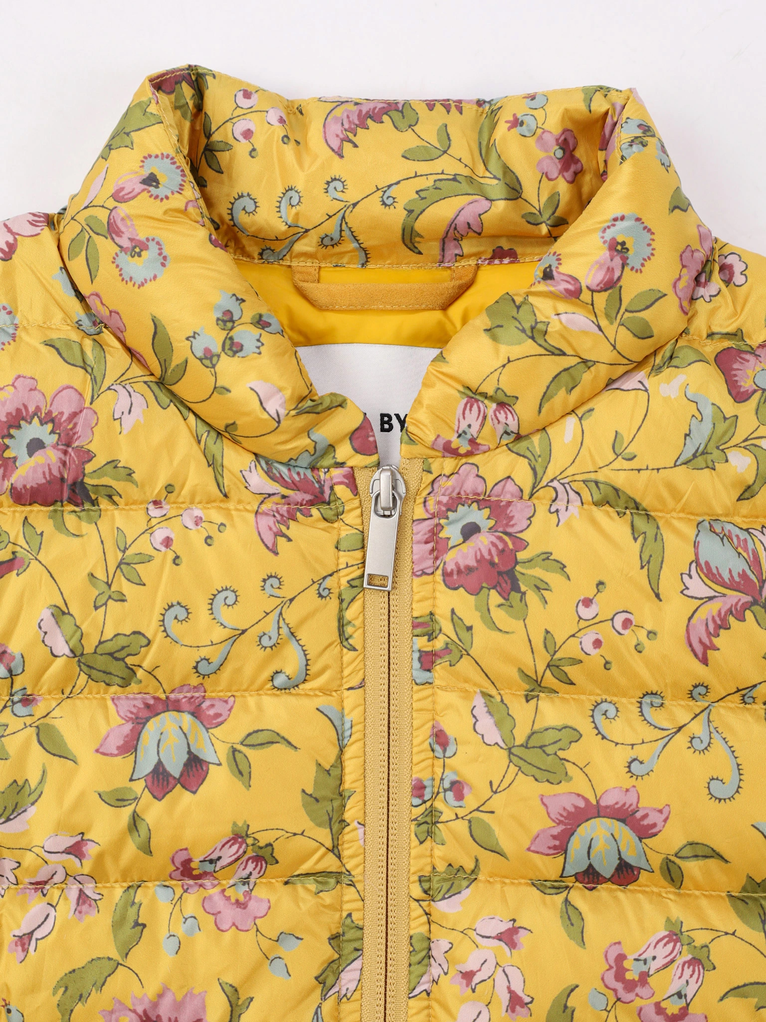 Куртка желтого цвета с цветочным принтом с горизонтальной стежкой